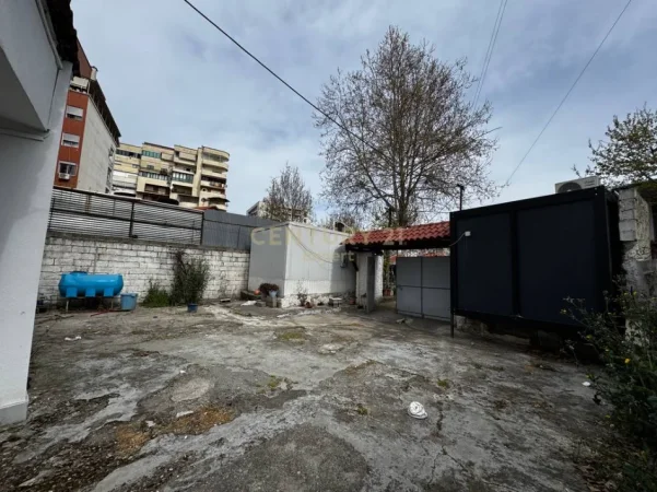 Tirane, jepet me qera apartament 2+1 Kati 0, 250 m² 550 € (don bosko)