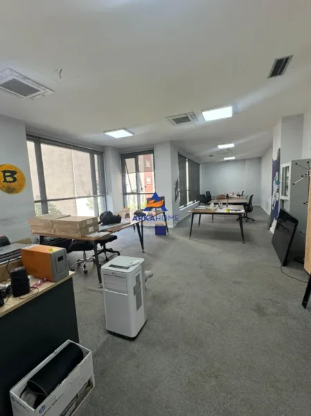Tirane, jepet me qera ambjent biznesi Kati 0, 405 m² 5.300 € 
