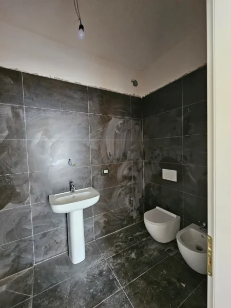 Tirane, shitet apartament 3+1+Ballkon Kati 4, 125 m² 400.000 € (Komuna e Parisit)