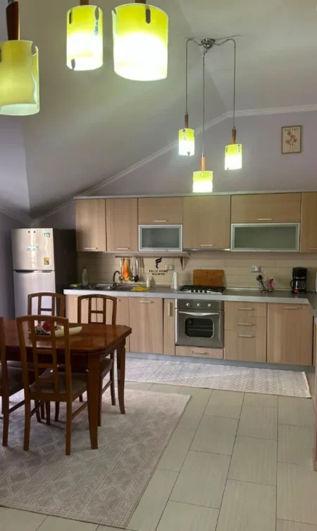 Tirane, jepet me qera apartament 3+1 Kati 3, 144 m² 850 € (KOMUNA E PARISIT)