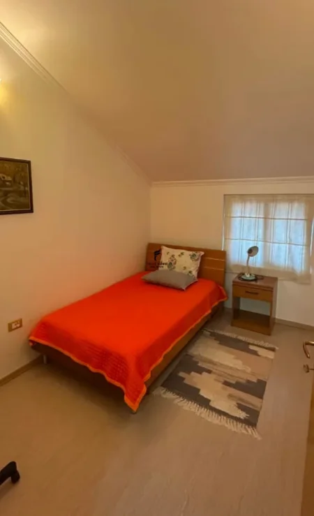 Tirane, jepet me qera apartament 3+1 Kati 3, 144 m² 850 € (KOMUNA E PARISIT)