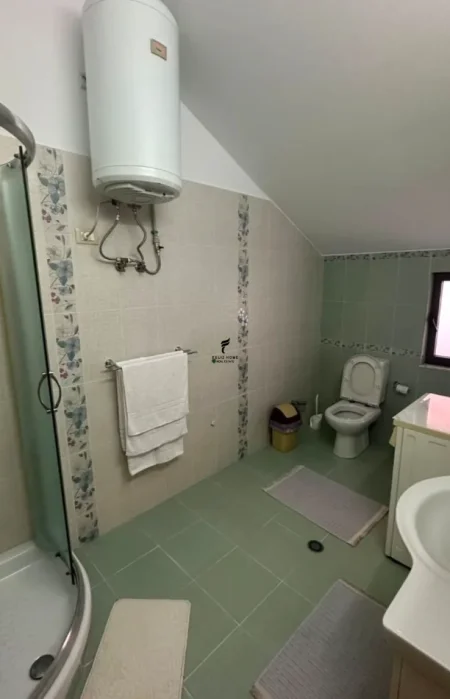 Tirane, jepet me qera apartament 3+1 Kati 3, 144 m² 850 € (KOMUNA E PARISIT)