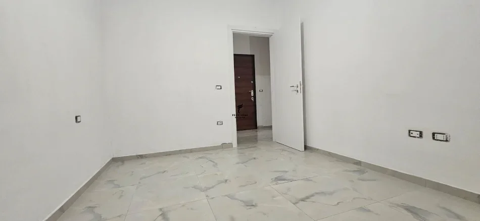 Tirane, jepet me qera zyre Kati 1, 66 m² 600 € (LAPRAKE)