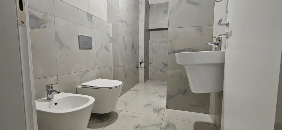 Tirane, jepet me qera zyre Kati 1, 66 m² 600 € (LAPRAKE)