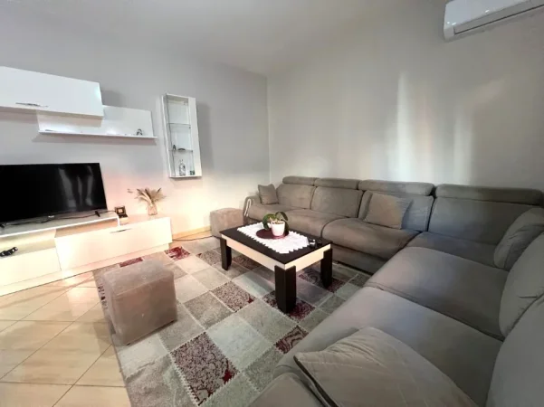 Jepet me qera apartament 1+1 , Kati 5 me ashensor, 400 € ne Astir, shume afer Unazes