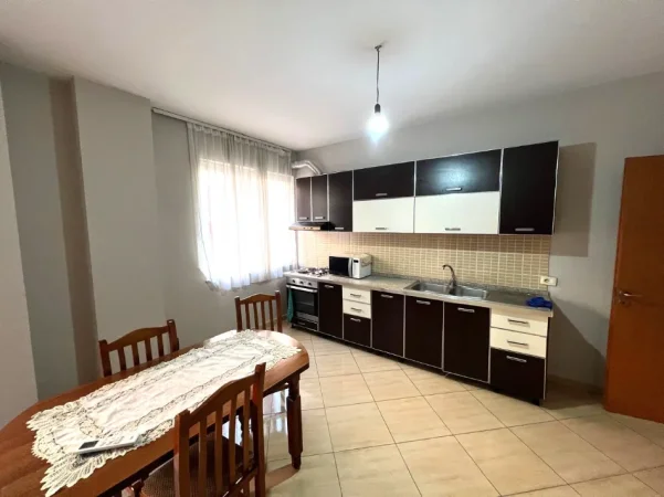 Jepet me qera apartament 1+1 , Kati 5 me ashensor, 400 € ne Astir, shume afer Unazes