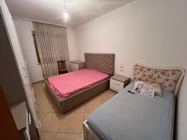 Jepet me qera apartament 1+1 , Kati 5 me ashensor, 400 € ne Astir, shume afer Unazes