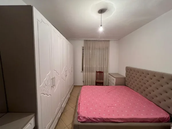 Jepet me qera apartament 1+1 , Kati 5 me ashensor, 400 € ne Astir, shume afer Unazes
