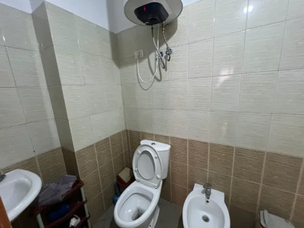 Jepet me qera apartament 1+1 , Kati 5 me ashensor, 400 € ne Astir, shume afer Unazes
