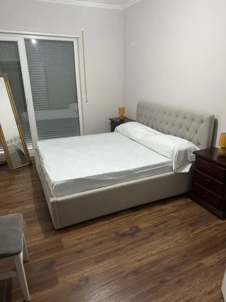 Tirane, jepet me qera apartament 2+1 Kati 2, 95 m² 800 € (Rruga Tafaj)