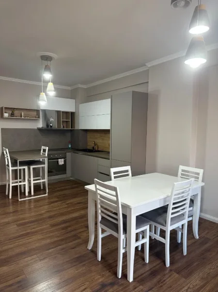Tirane, jepet me qera apartament 2+1 Kati 2, 95 m² 800 € (Rruga Tafaj)
