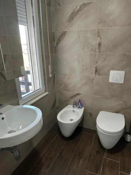 Tirane, jepet me qera apartament 2+1 Kati 2, 95 m² 800 € (Rruga Tafaj)