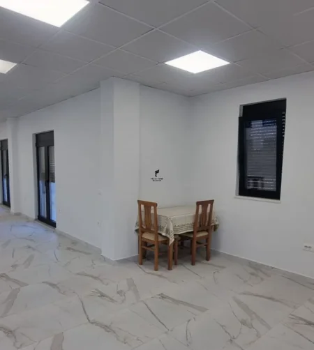Tirane, jepet me qera zyre Kati 2, 280 m² 3.000 € (TEG)
