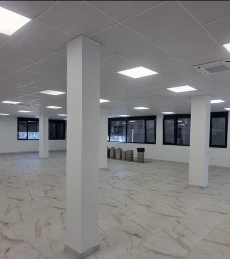 Tirane, jepet me qera zyre Kati 2, 280 m² 3.000 € (TEG)