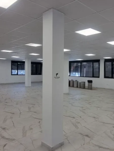 Tirane, jepet me qera zyre Kati 2, 280 m² 3.000 € (TEG)