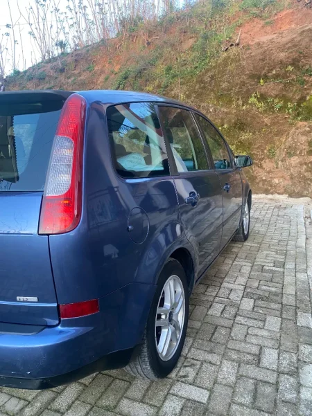 Tirane, shes makine Ford Nafte, blu e hapur manuale Kondicioner 200.000 km 2.000 €