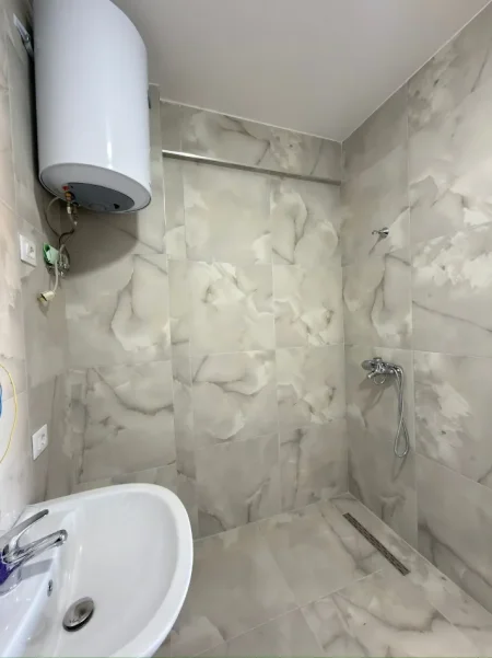 Tirane, jepet me qera apartament 2+1+Ballkon Kati 6, 700 € 