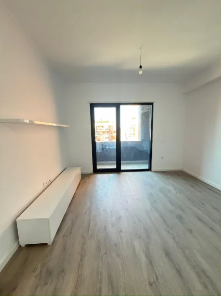 Tirane, jepet me qera apartament 2+1+Ballkon Kati 6, 700 € 