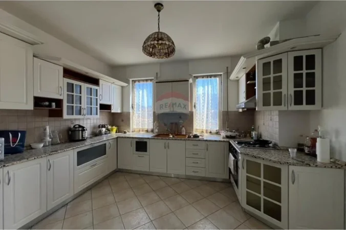 Tirane, jepet me qera apartament 2+1 Kati 10, 140 m² 750 € (Rruga e Barrikadave)