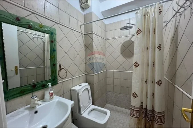 Tirane, jepet me qera apartament 2+1 Kati 10, 140 m² 750 € (Rruga e Barrikadave)