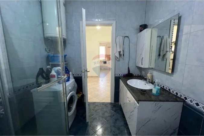 Tirane, jepet me qera apartament 2+1 Kati 10, 140 m² 750 € (Rruga e Barrikadave)