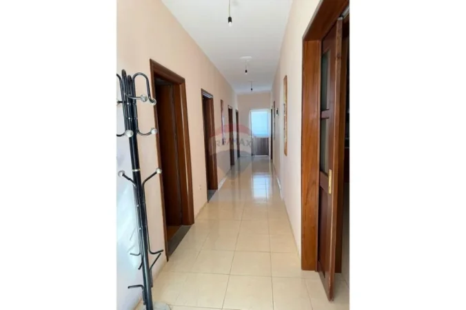 Tirane, jepet me qera Vile 3 Katshe , 505 m² 900 € (Laprake)