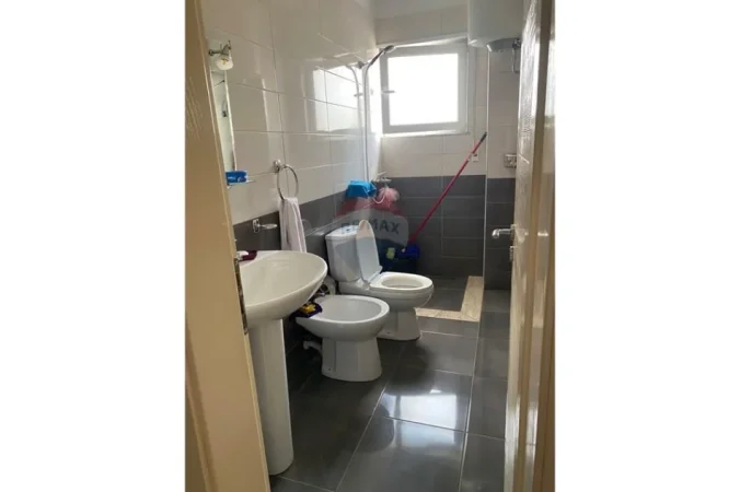 Tirane, jepet me qera 1+1 , 65 m² 450 € (Rruga 5 Maji)