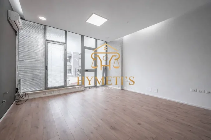 Tirane, jepet me qera ambjent biznesi Kati 1, 31 m² 500 € (Rr. Kostandin Kristoforidhi, pranë Fakultetit Juridik, Tiranë)