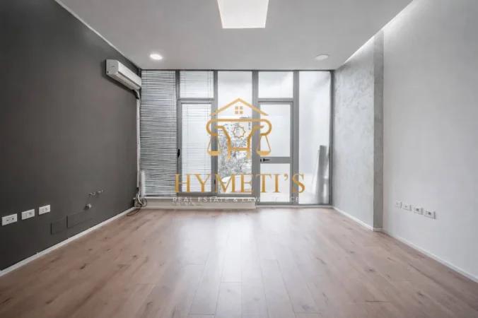 Tirane, jepet me qera ambjent biznesi Kati 1, 31 m² 500 € (Rr. Kostandin Kristoforidhi, pranë Fakultetit Juridik, Tiranë)