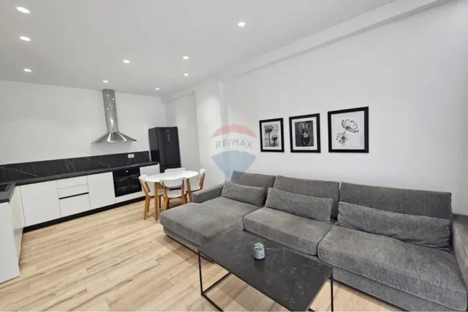 Tirane, jepet me qera apartament 2+1 , 115 m² 1.500 € (Amabasada Amerikane)