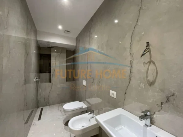Tirane, jepet me qera ambjent biznesi Kati 10, 104 m² 1.800 € (blloku)