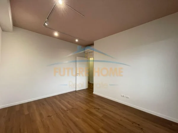 Tirane, jepet me qera ambjent biznesi Kati 10, 104 m² 1.800 € (blloku)