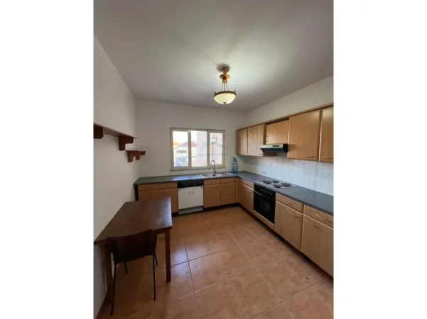 Tirane, jepet me qera apartament 3+1+Ballkon Kati 5, 114 m² 400 € (Stacioni i Trenit)