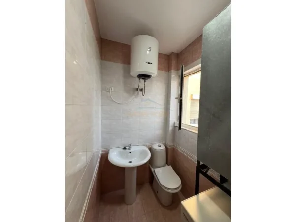 Tirane, jepet me qera apartament 3+1+Ballkon Kati 5, 114 m² 400 € (Stacioni i Trenit)