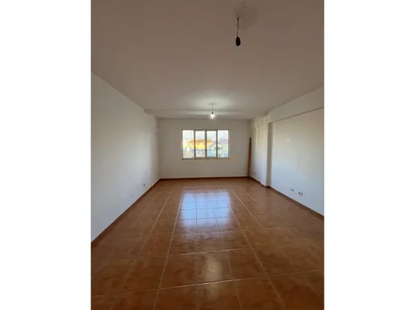 Tirane, jepet me qera apartament 3+1+Ballkon Kati 5, 114 m² 400 € (Stacioni i Trenit)