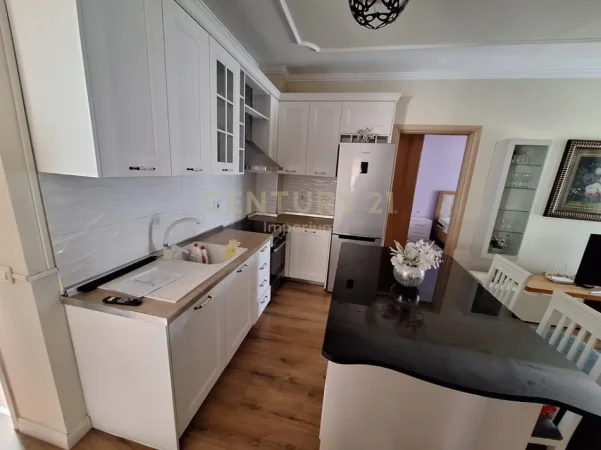 Tirane, jepet me qera apartament 2+1 Kati 8, 90 m² 450 € 