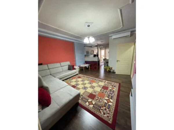 Tirane, jepet me qera apartament 2+1+Ballkon Kati 8, 98 m² 600 € (Unaza e Re)