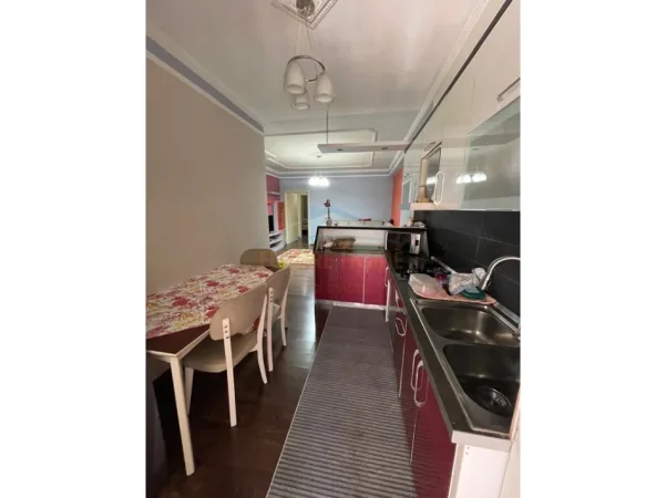Tirane, jepet me qera apartament 2+1+Ballkon Kati 8, 98 m² 600 € (Unaza e Re)