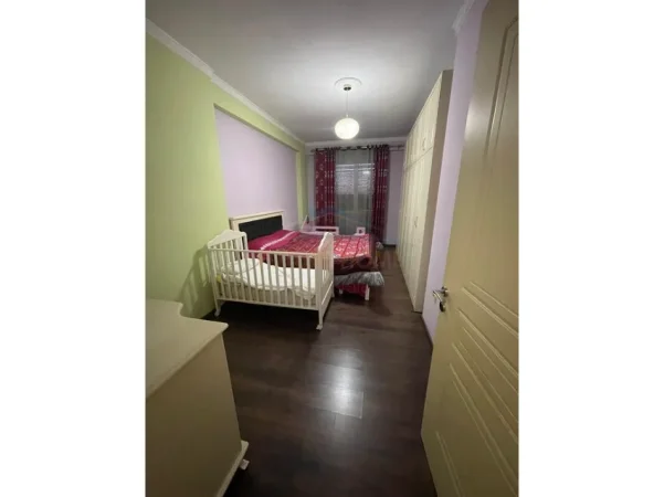 Tirane, jepet me qera apartament 2+1+Ballkon Kati 8, 98 m² 600 € (Unaza e Re)