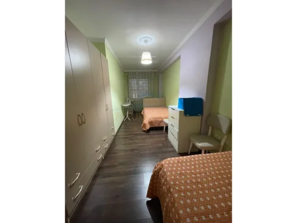 Tirane, jepet me qera apartament 2+1+Ballkon Kati 8, 98 m² 600 € (Unaza e Re)