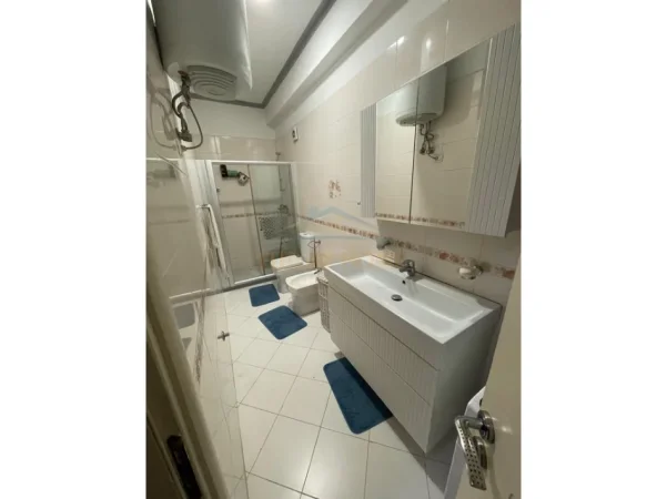 Tirane, jepet me qera apartament 2+1+Ballkon Kati 8, 98 m² 600 € (Unaza e Re)