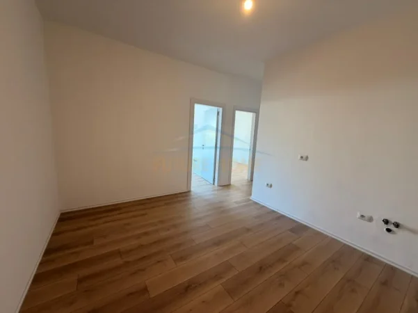 Tirane, jepet me qera apartament 2+1+Ballkon Kati 8, 68 m² 800 € (Rruga e Barrikadave)