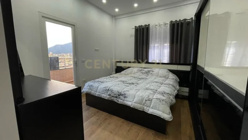 Tirane, jap me qera apartament duplex 2+1+Ballkon Kati 13, 90 m² 800 € (Medar Shtylla)