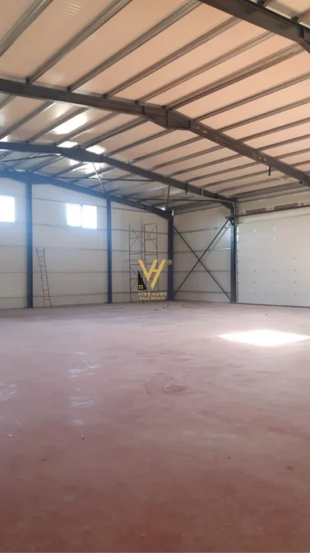 Tirane, jepet me qera ambjent industrial Kati 0, 460 m² 2.350 € (PEZE HELMES)