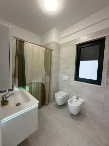 Tirane, jepet me qera apartament 2+1 Kati 2, 700 € (Green City)