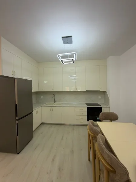 Tirane, jepet me qera apartament 2+1 Kati 2, 700 € (Green City)