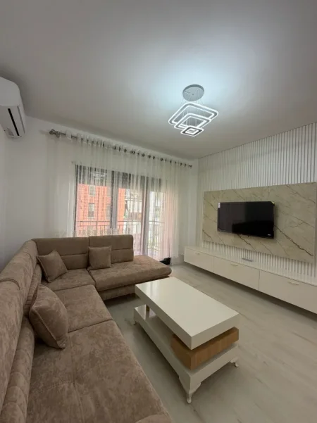 Tirane, jepet me qera apartament 2+1 Kati 2, 700 € (Green City)