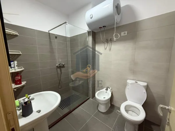Durres, jepet me qera apartament 2+1 Kati 6, 400 € (Pernoca)