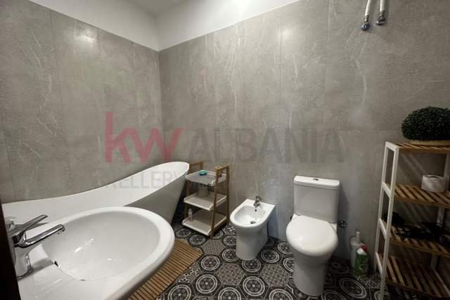 Tirane, jepet me qera apartament Kati 8, 155 m² 1.200 Euro (Liqeni i Tiranes)