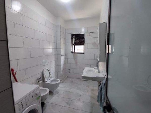 Tirane, jepet me qera apartament 2+1+A+BLK Kati 4, 96 m² 550 Euro (J.de rada)